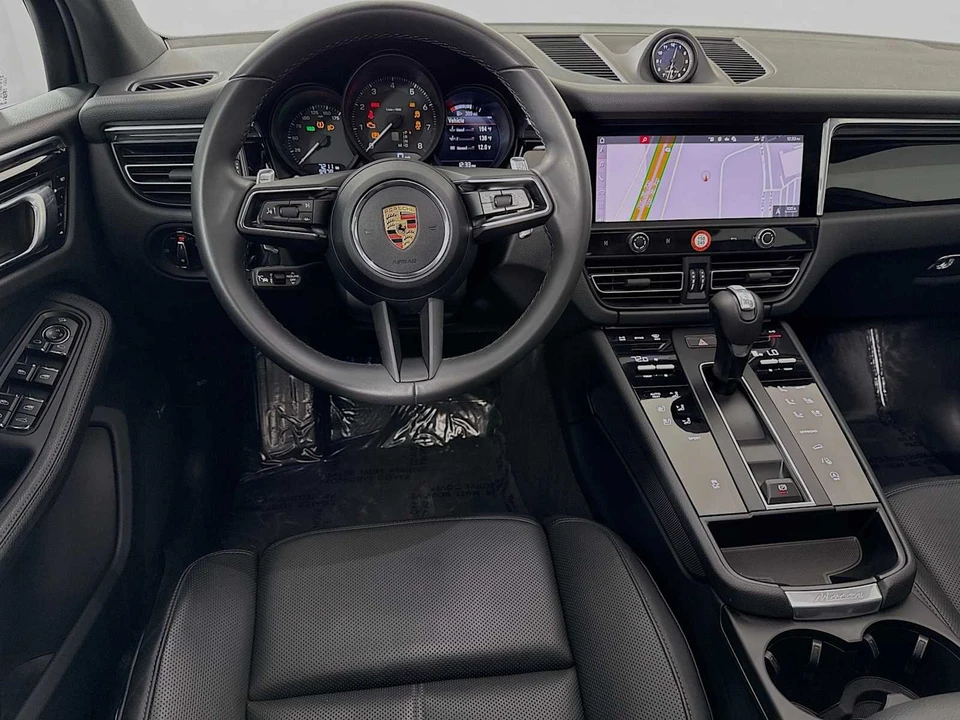 2025 Porsche Macan - Image 24 of 31