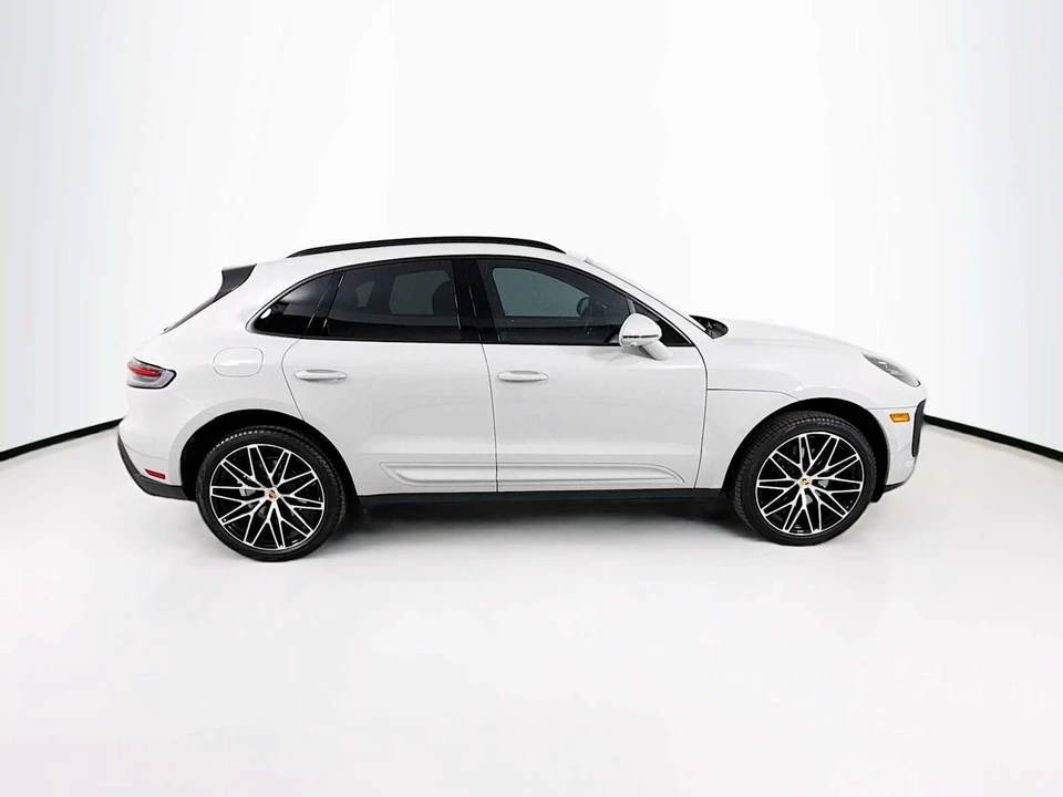 2025 Porsche Macan - Image 8 of 31