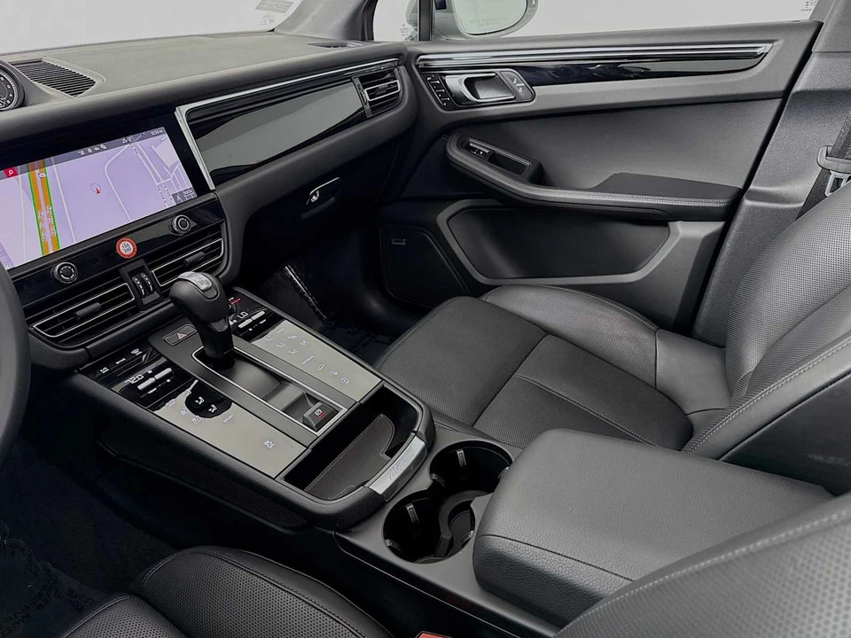2025 Porsche Macan - Image 25 of 31