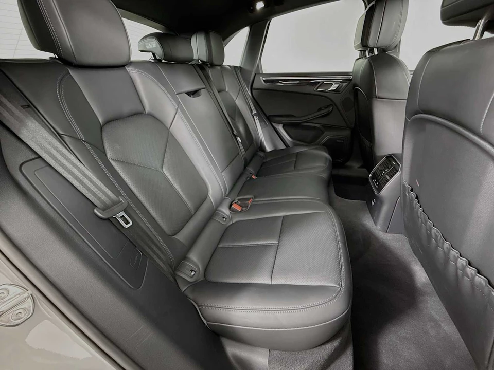 2025 Porsche Macan - Image 28 of 31