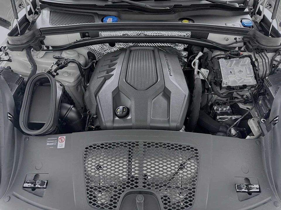 2025 Porsche Macan - Image 31 of 31
