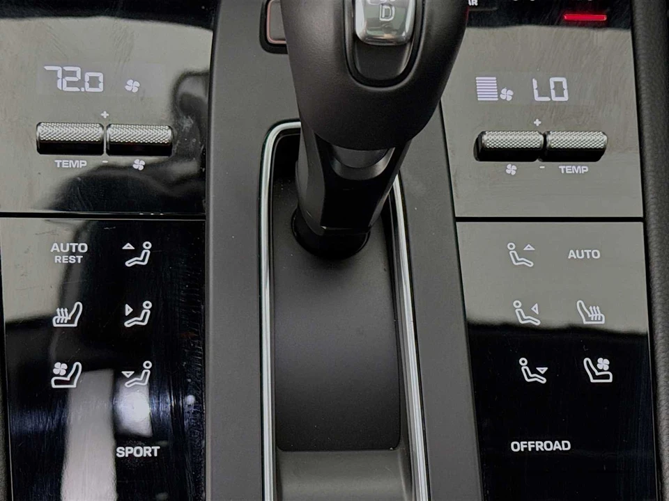 2025 Porsche Macan - Image 21 of 31