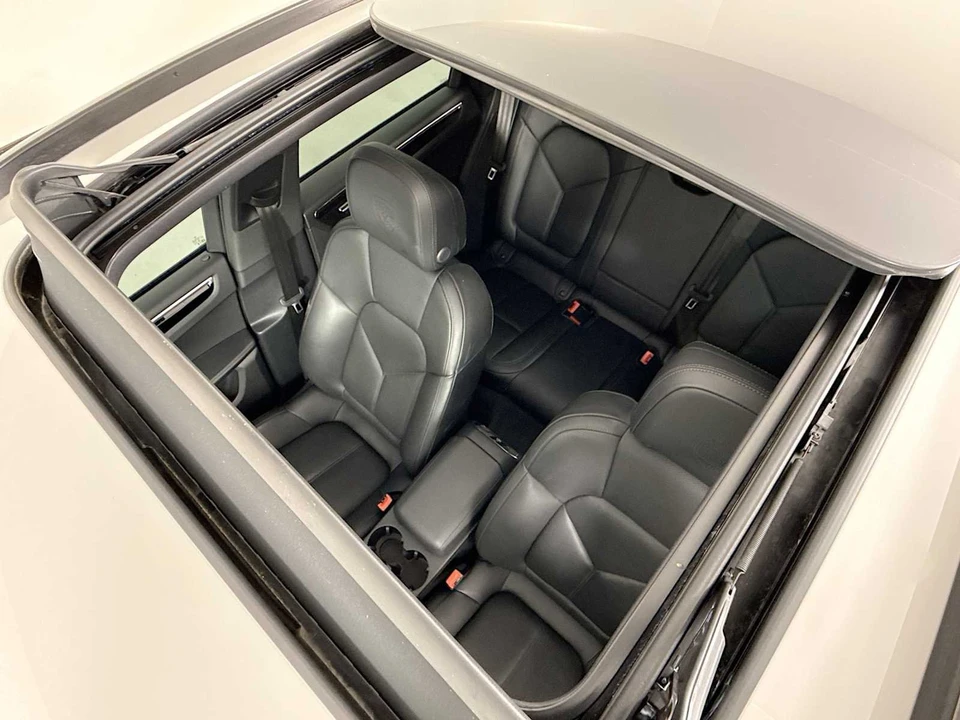 2025 Porsche Macan - Image 22 of 31