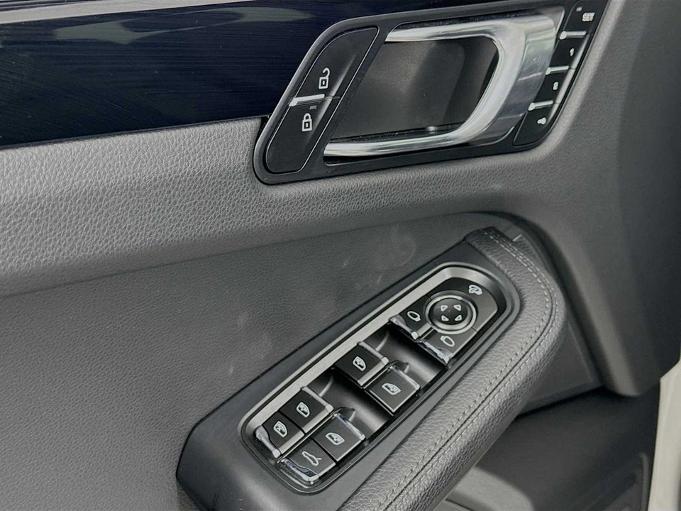 2025 Porsche Macan - Image 11 of 31