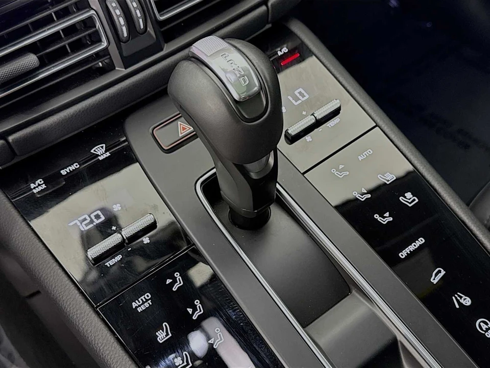 2025 Porsche Macan - Image 20 of 31