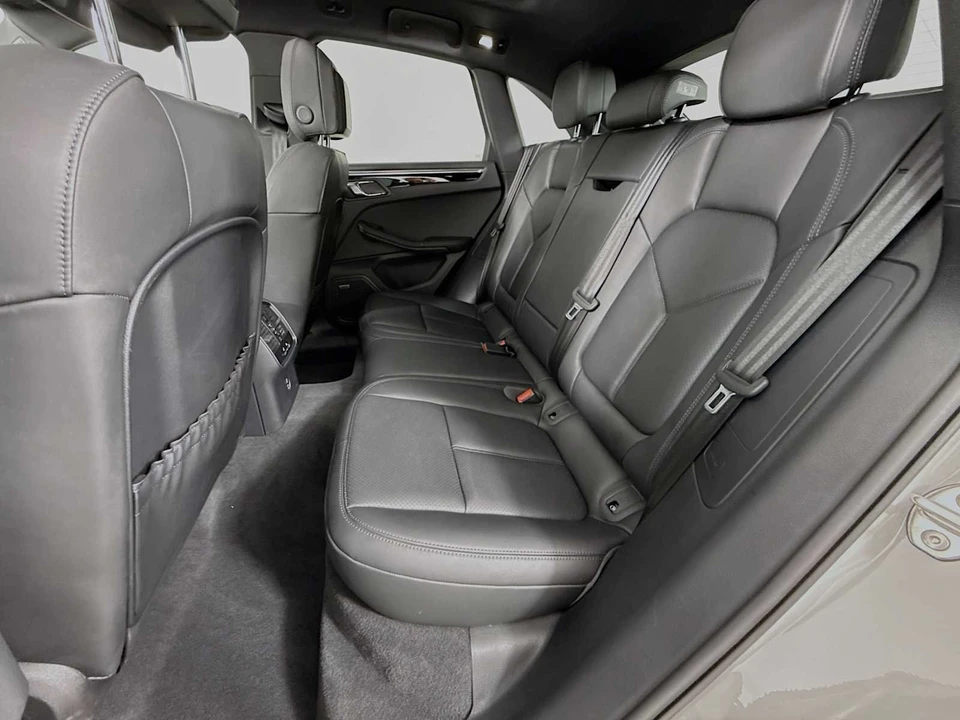 2025 Porsche Macan - Image 23 of 31