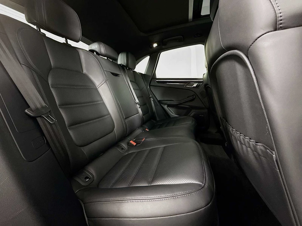2025 Porsche Macan - Image 27 of 31