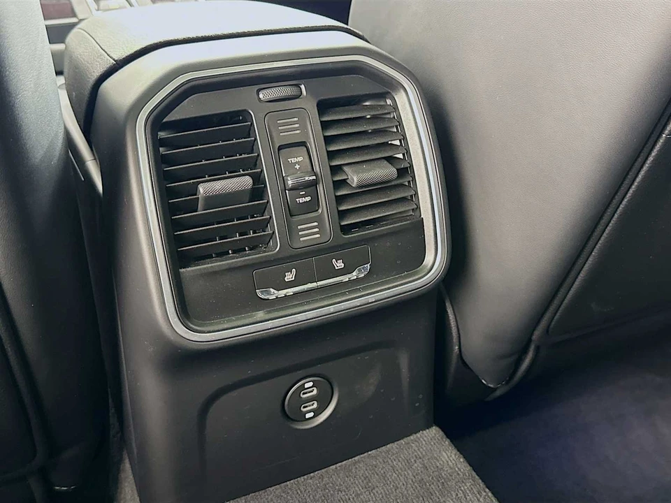 2025 Porsche Macan - Image 25 of 31