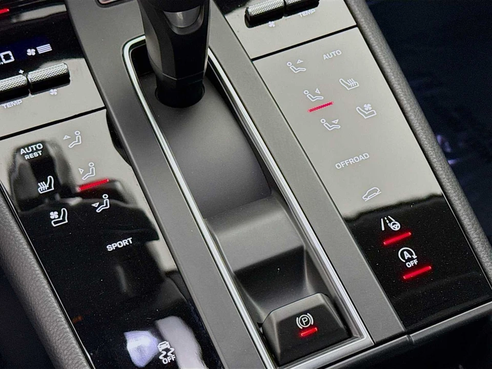 2025 Porsche Macan - Image 20 of 31