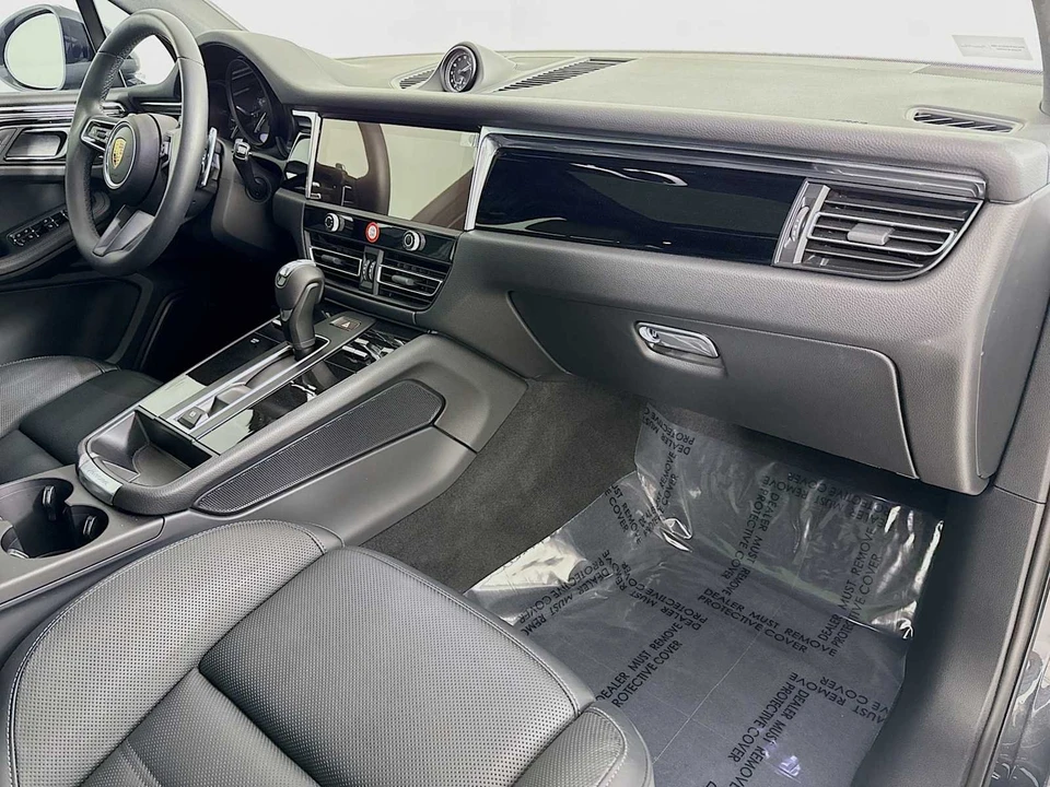 2025 Porsche Macan - Image 29 of 31