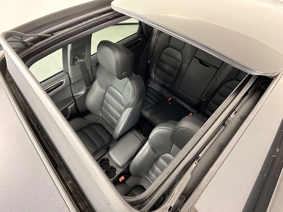 2025 Porsche Macan - Image 21 of 31