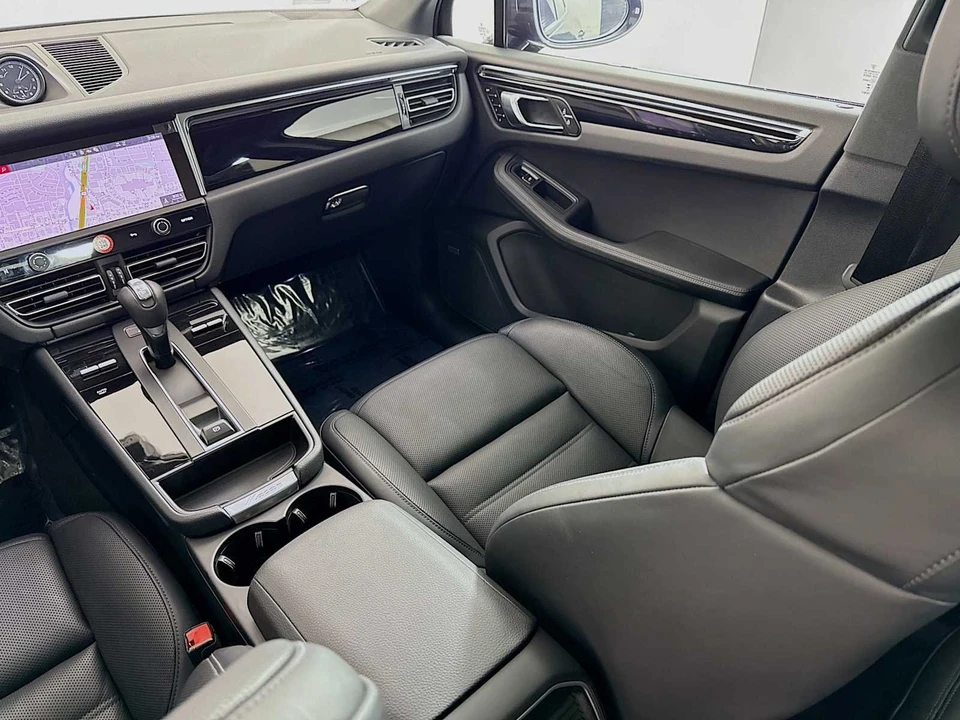 2025 Porsche Macan - Image 24 of 31