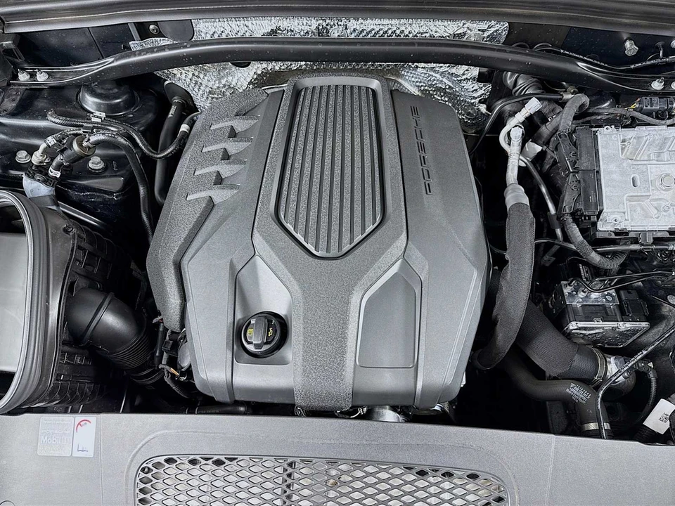 2025 Porsche Macan - Image 30 of 31