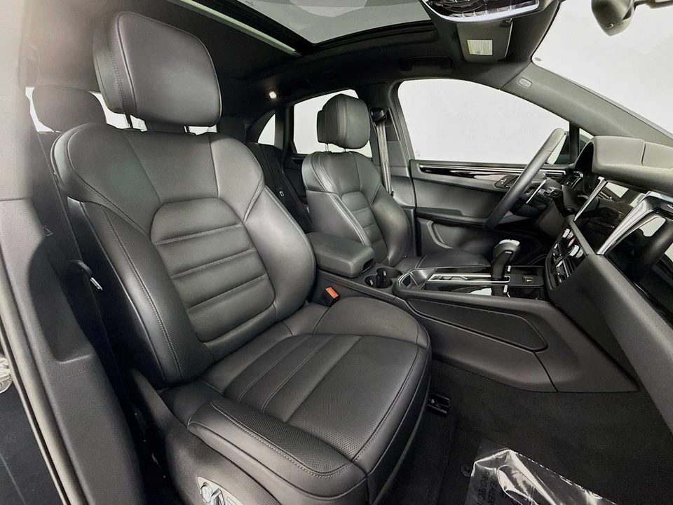 2025 Porsche Macan - Image 28 of 31