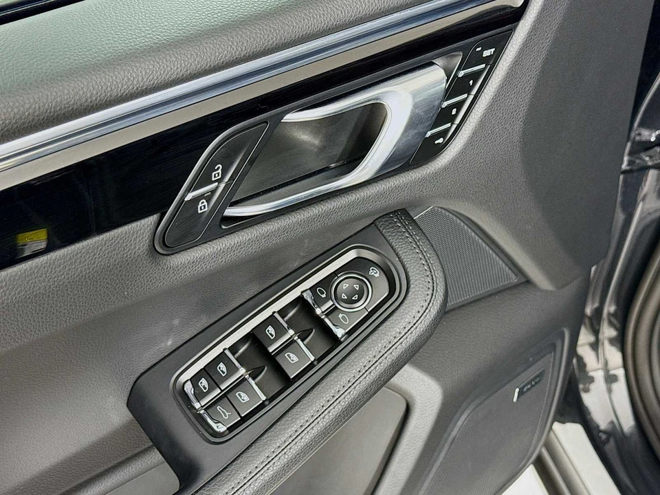 2025 Porsche Macan - Image 11 of 31