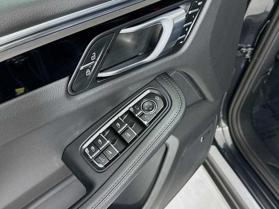 2025 Porsche Macan - Image 13 of 31