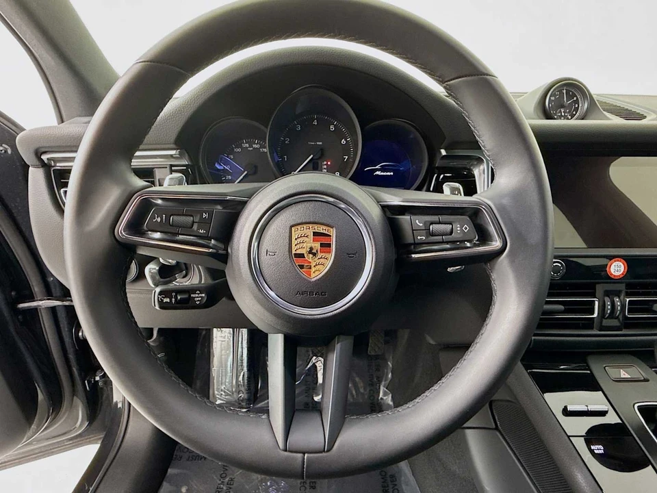 2025 Porsche Macan - Image 15 of 31