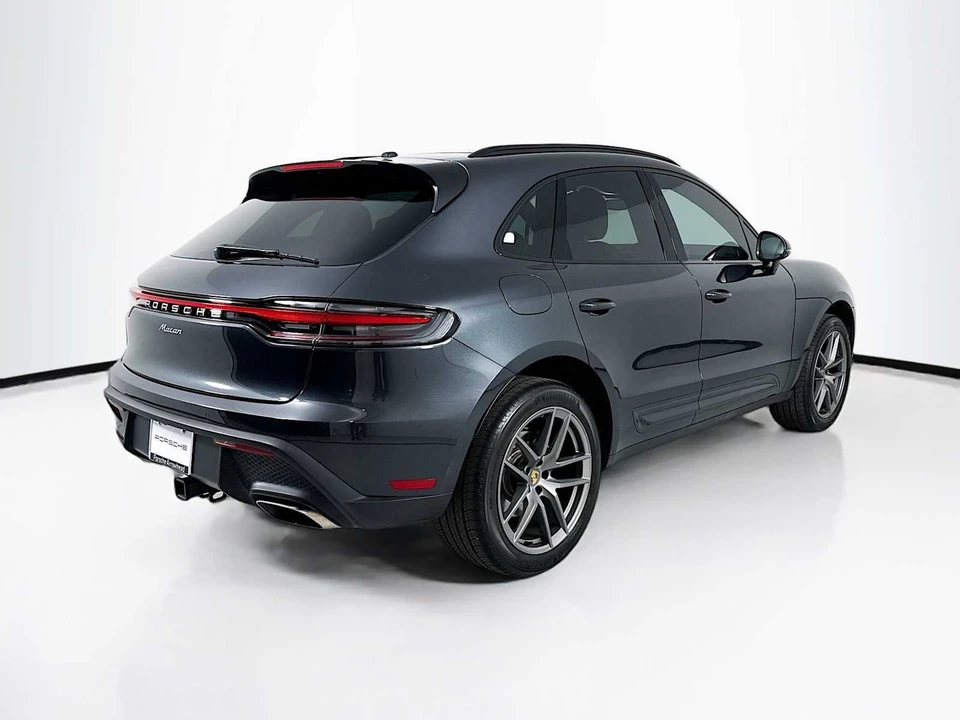 2025 Porsche Macan - Image 9 of 31