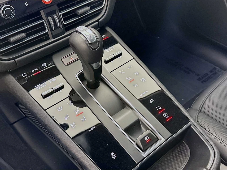 2025 Porsche Macan - Image 19 of 31
