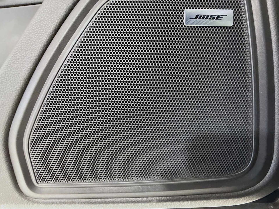 2025 Porsche Macan - Image 12 of 31