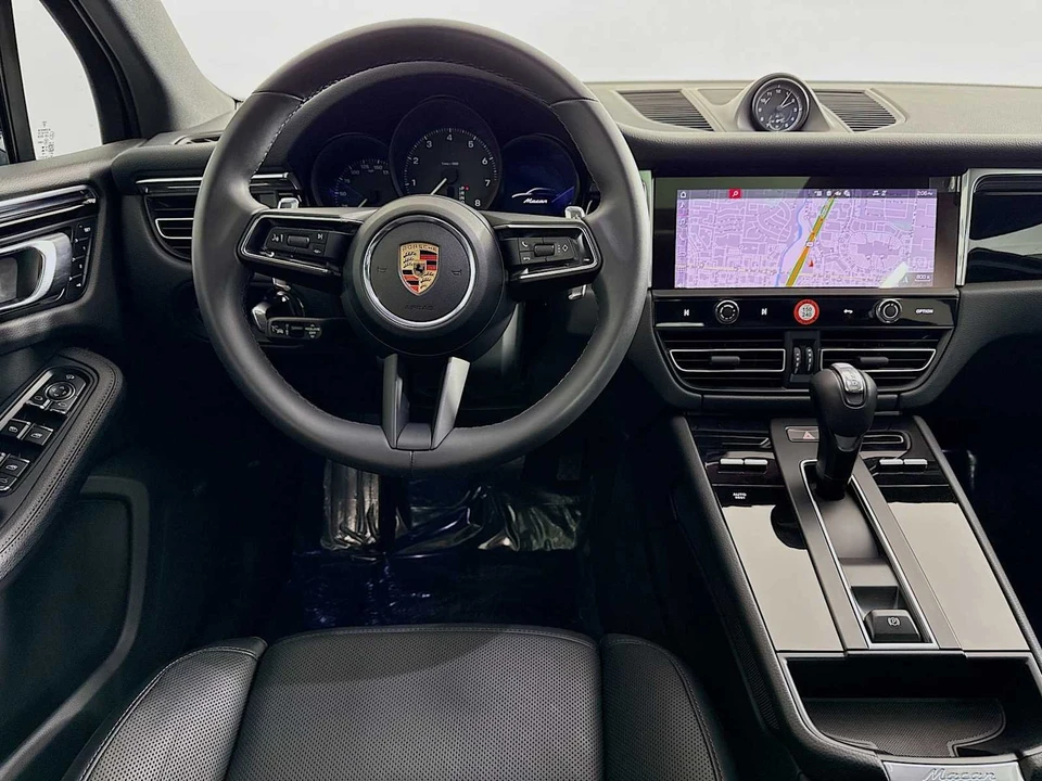 2025 Porsche Macan - Image 23 of 31