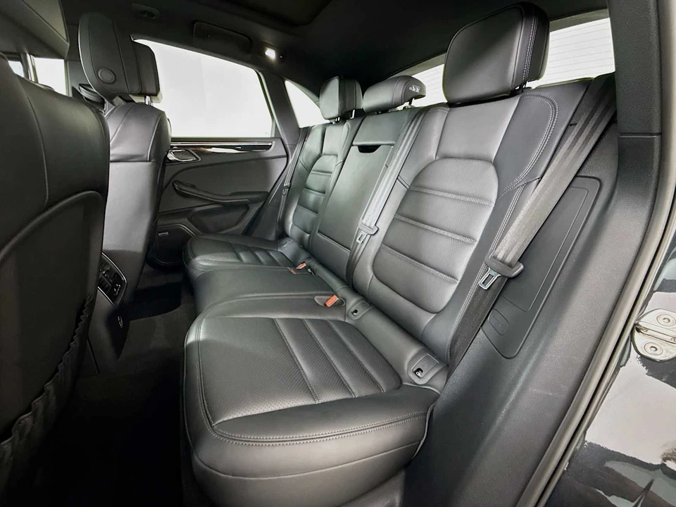 2025 Porsche Macan - Image 22 of 31