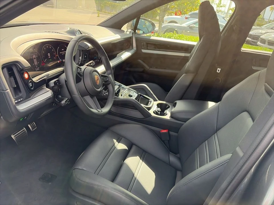2026 Porsche 9Y0/9Y3 Cayenne - Image 2 of 18