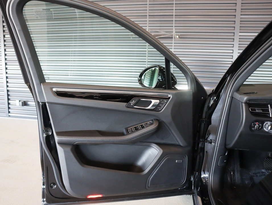 2026 Porsche Macan Electric - Image 23 of 29