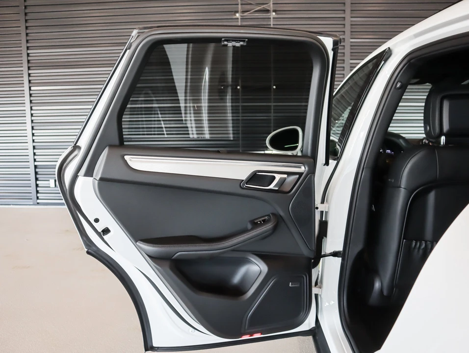2026 Porsche Macan Electric - Image 27 of 31