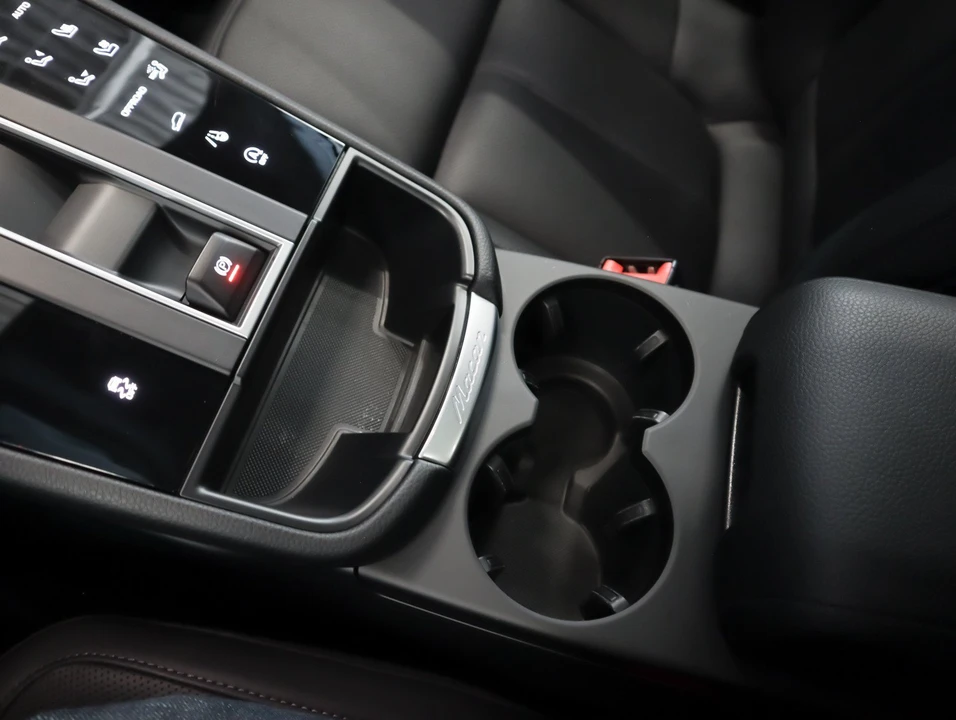 2026 Porsche Macan Electric - Image 18 of 31