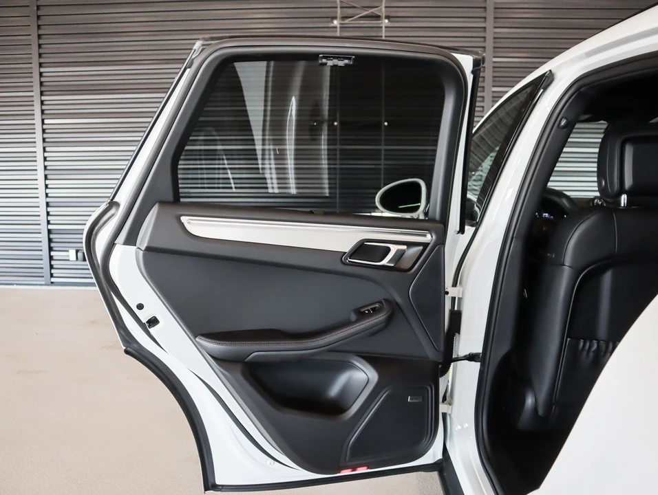 2026 Porsche Macan Electric - Image 28 of 31