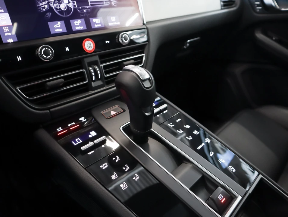 2026 Porsche Macan Electric - Image 17 of 31