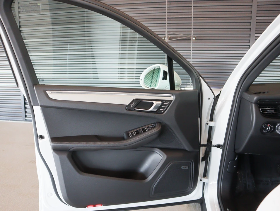 2026 Porsche Macan Electric - Image 26 of 31