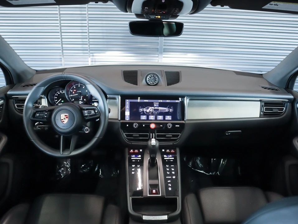 2026 Porsche Macan Electric - Image 14 of 31