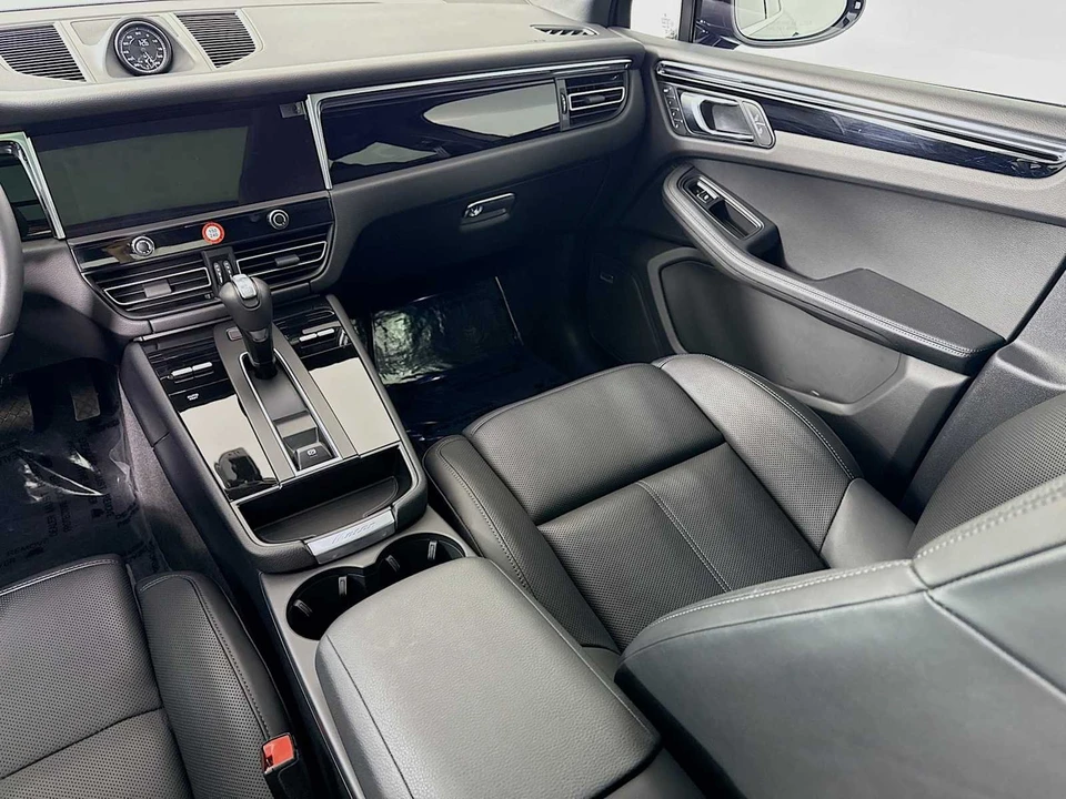 2026 Porsche Macan Electric - Image 25 of 31