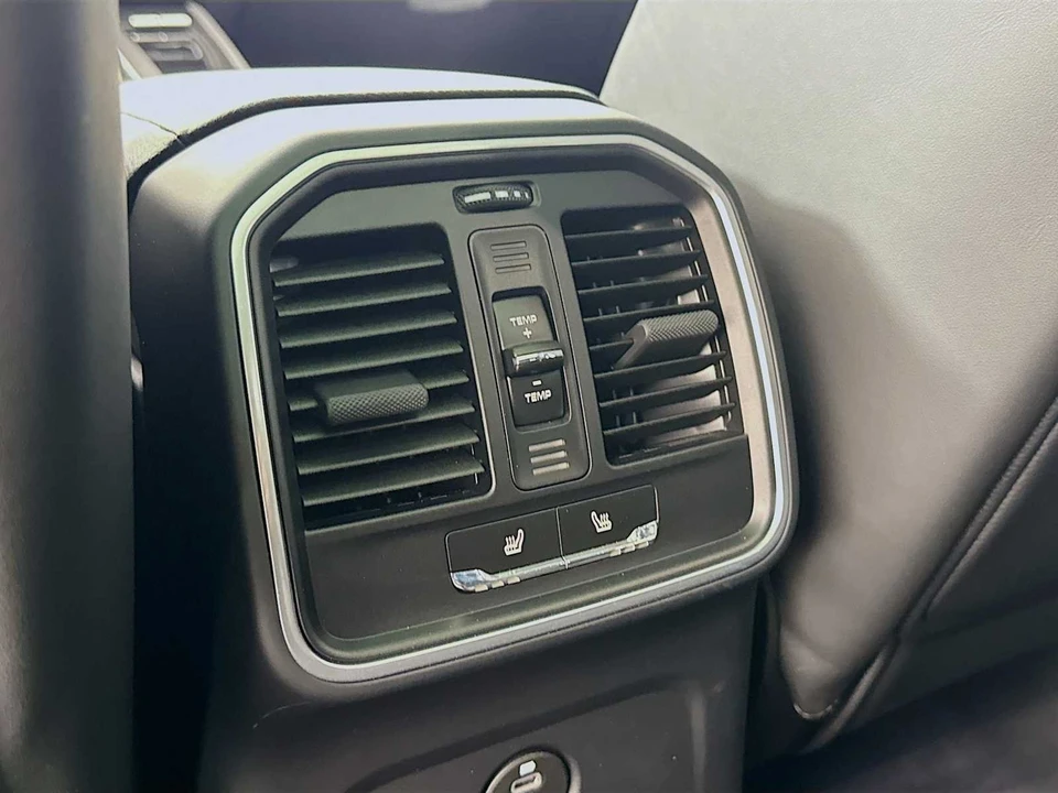 2026 Porsche Macan Electric - Image 26 of 31