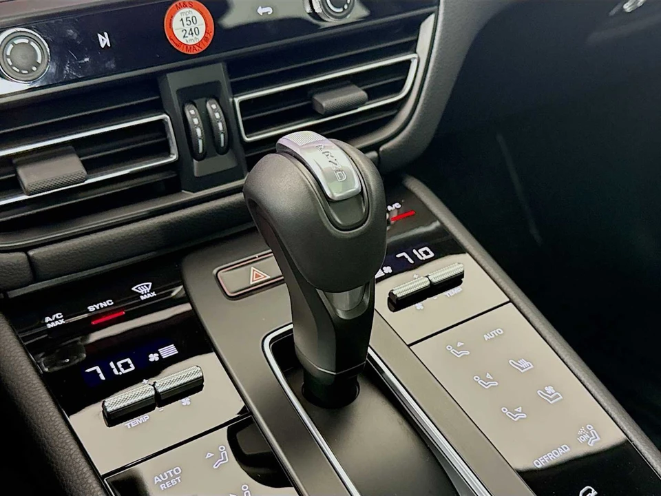 2026 Porsche Macan Electric - Image 20 of 31