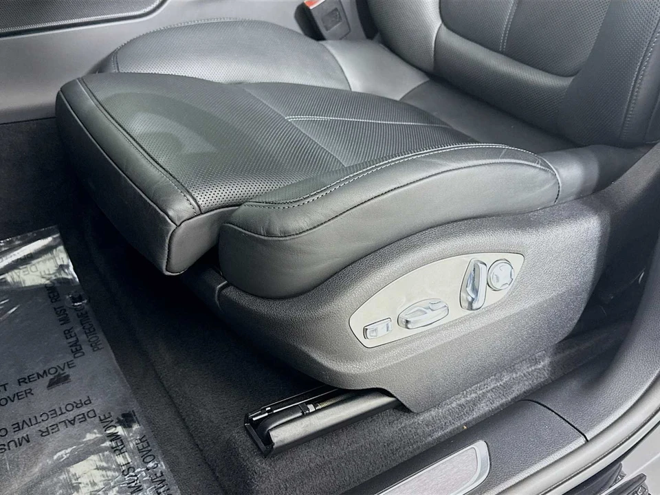 2026 Porsche Macan Electric - Image 13 of 31