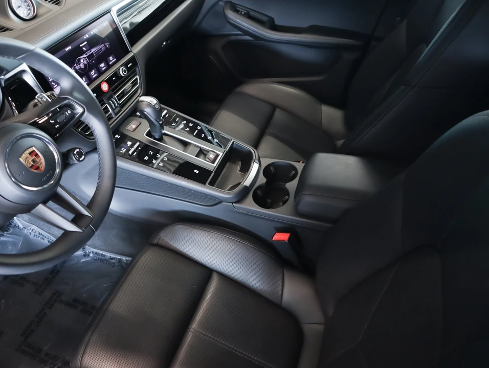 2026 Porsche Macan Electric - Image 19 of 30