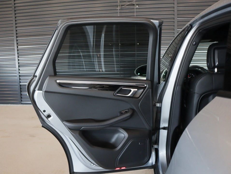 2026 Porsche Macan Electric - Image 25 of 30