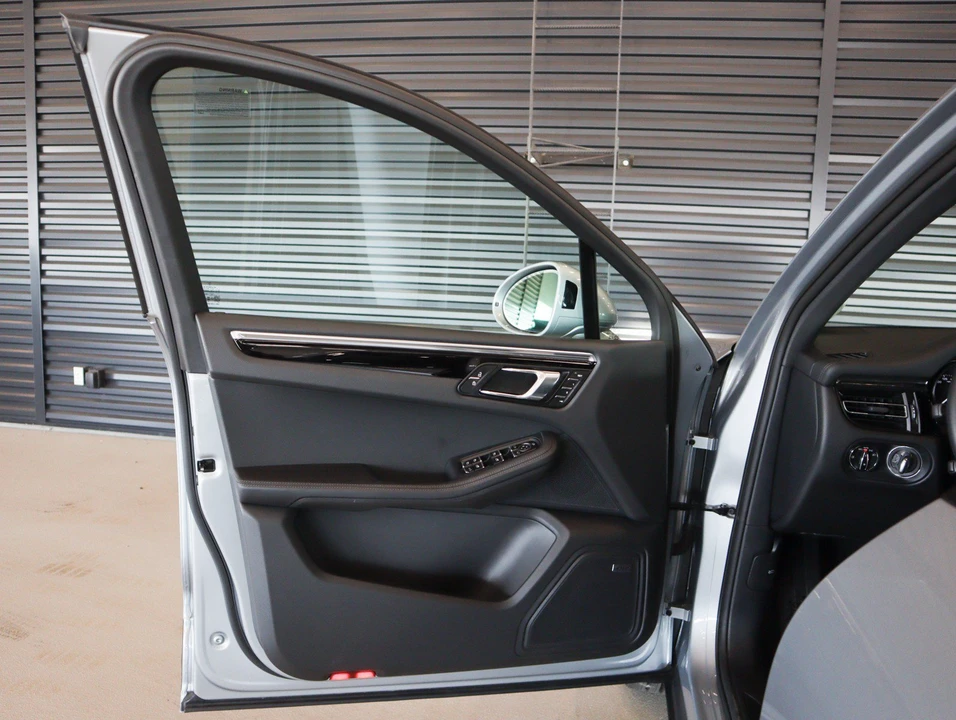 2026 Porsche Macan Electric - Image 24 of 30