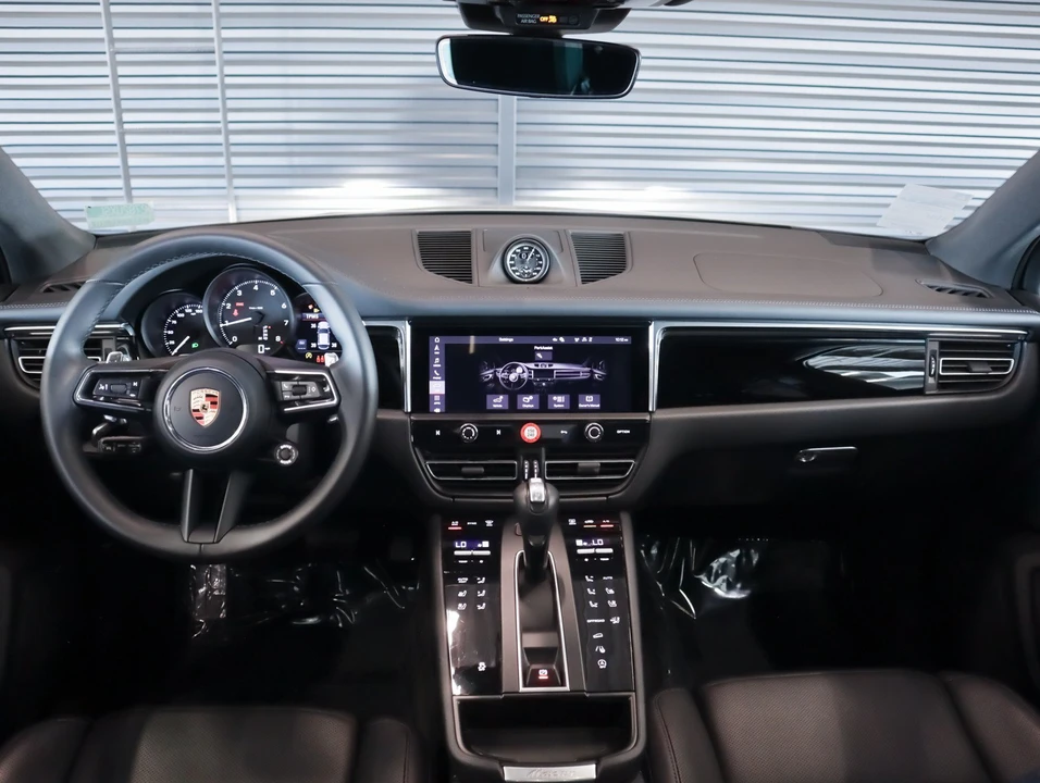2026 Porsche Macan Electric - Image 14 of 30