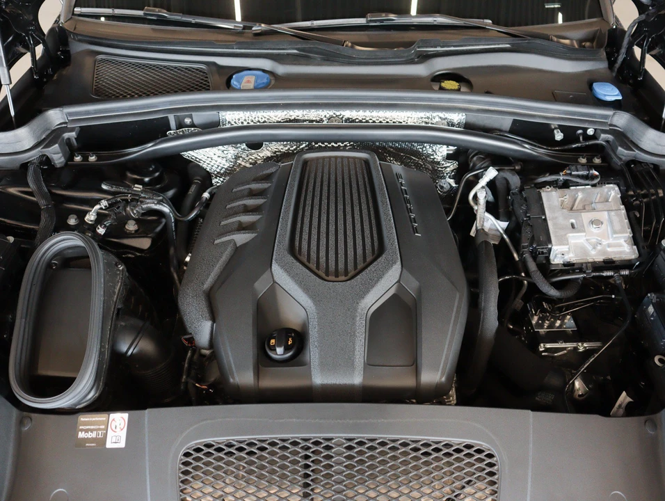 2026 Porsche Macan - Image 28 of 31