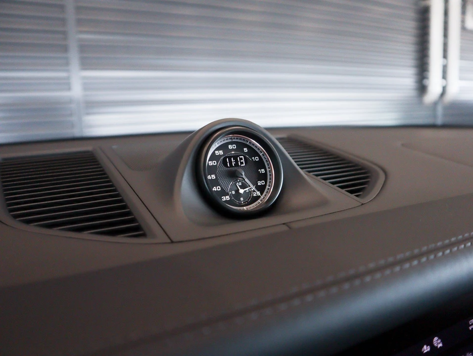 2026 Porsche Macan - Image 24 of 31