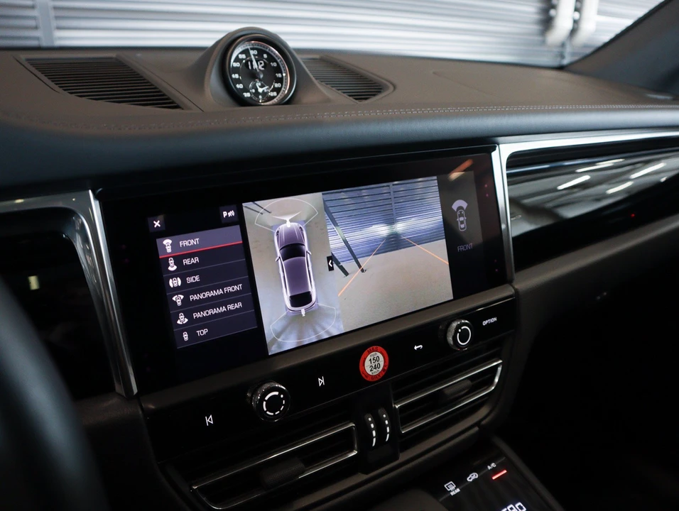 2026 Porsche Macan - Image 21 of 31