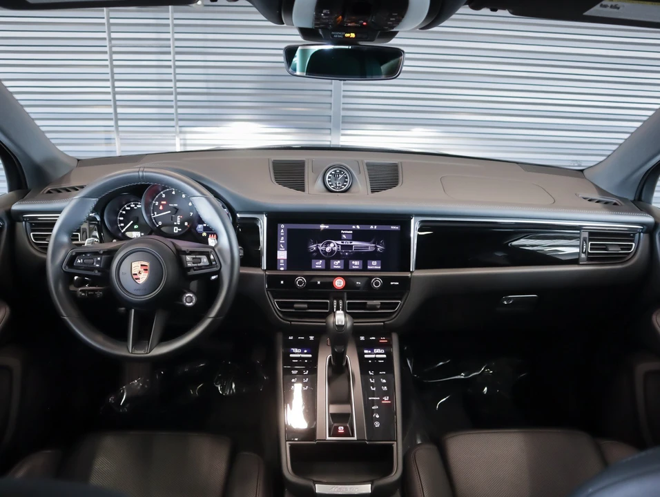 2026 Porsche Macan - Image 14 of 31