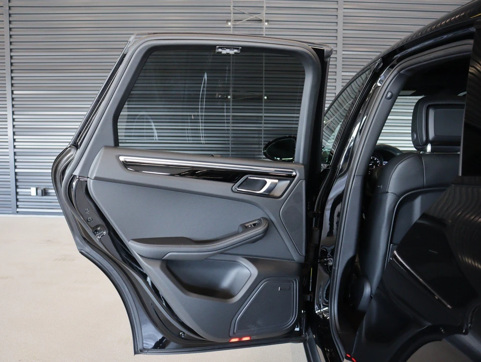 2026 Porsche Macan - Image 27 of 31