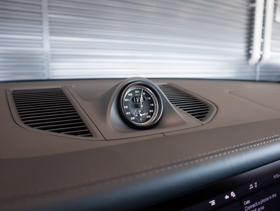 2026 Porsche Macan - Image 22 of 31