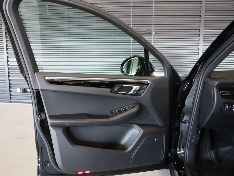2026 Porsche Macan - Image 26 of 31