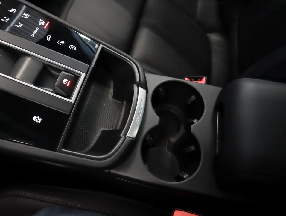 2026 Porsche Macan - Image 18 of 31